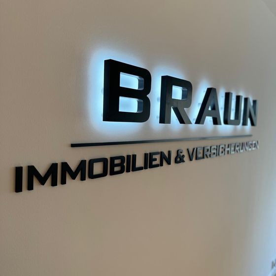Braun-Schriftzug im Empfangsbereich
